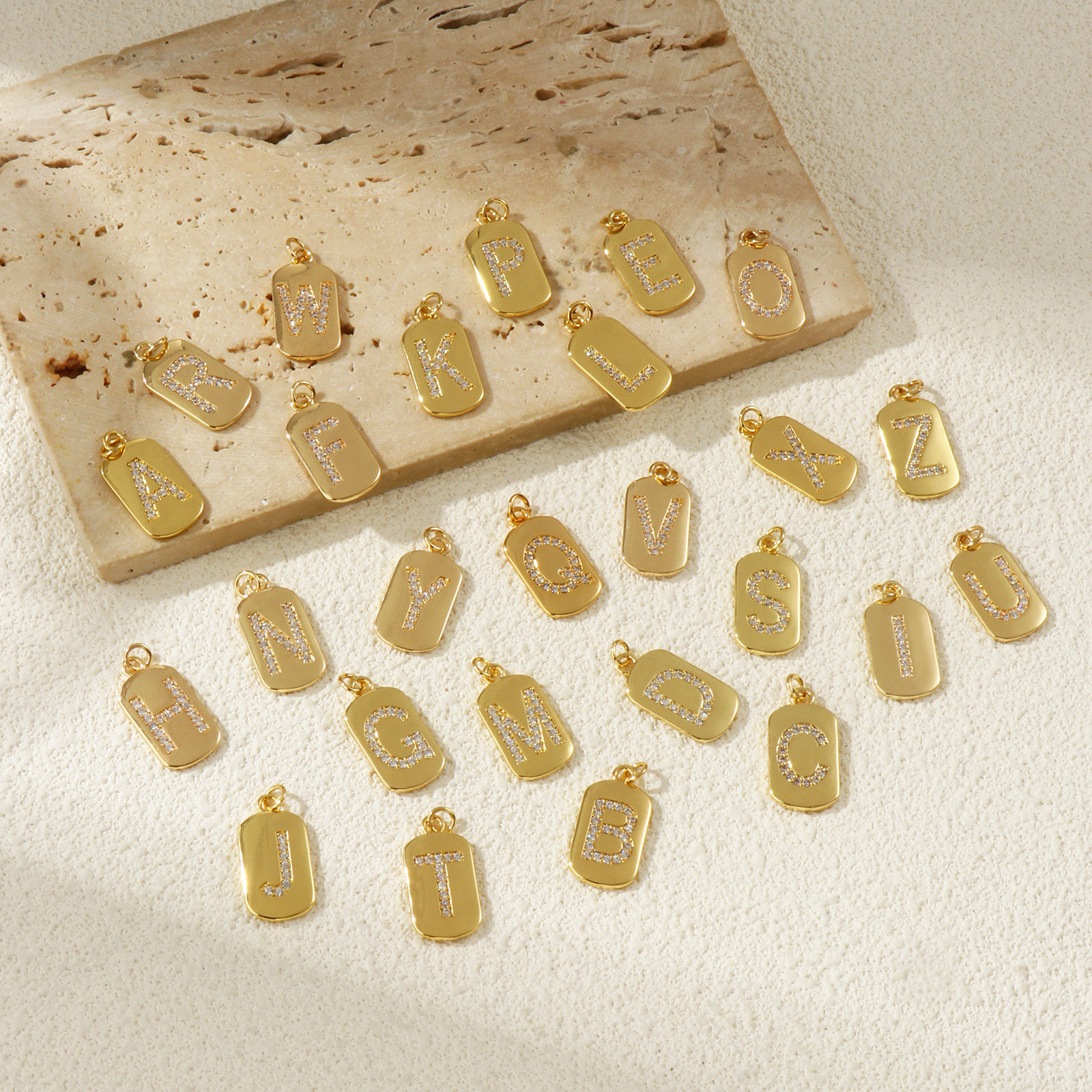 Изображение 1 ШТ Экологичный Латунь прописная буква Подвески 14K настоящее золото с покрытием Прямоугольник Сообщение " A-Z " Бижутерия усыпанная мелким фианит Прозрачный Искусственный Циркон 26мм x 12мм