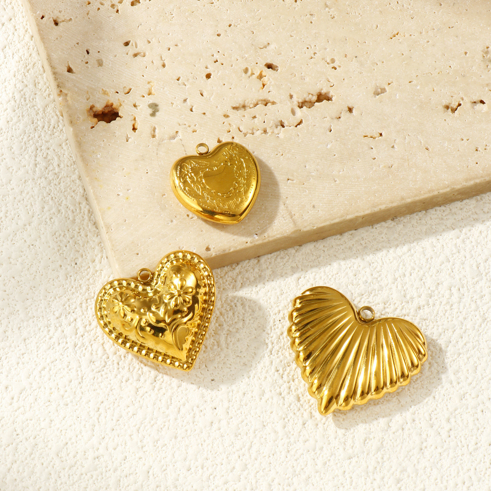 Изображение 1 ШТ Экологичное вакуумное PVD-покрытие 304 Нержавеющая Сталь День святого Валентина Подвески 18K настоящее золото с покрытием Сердце