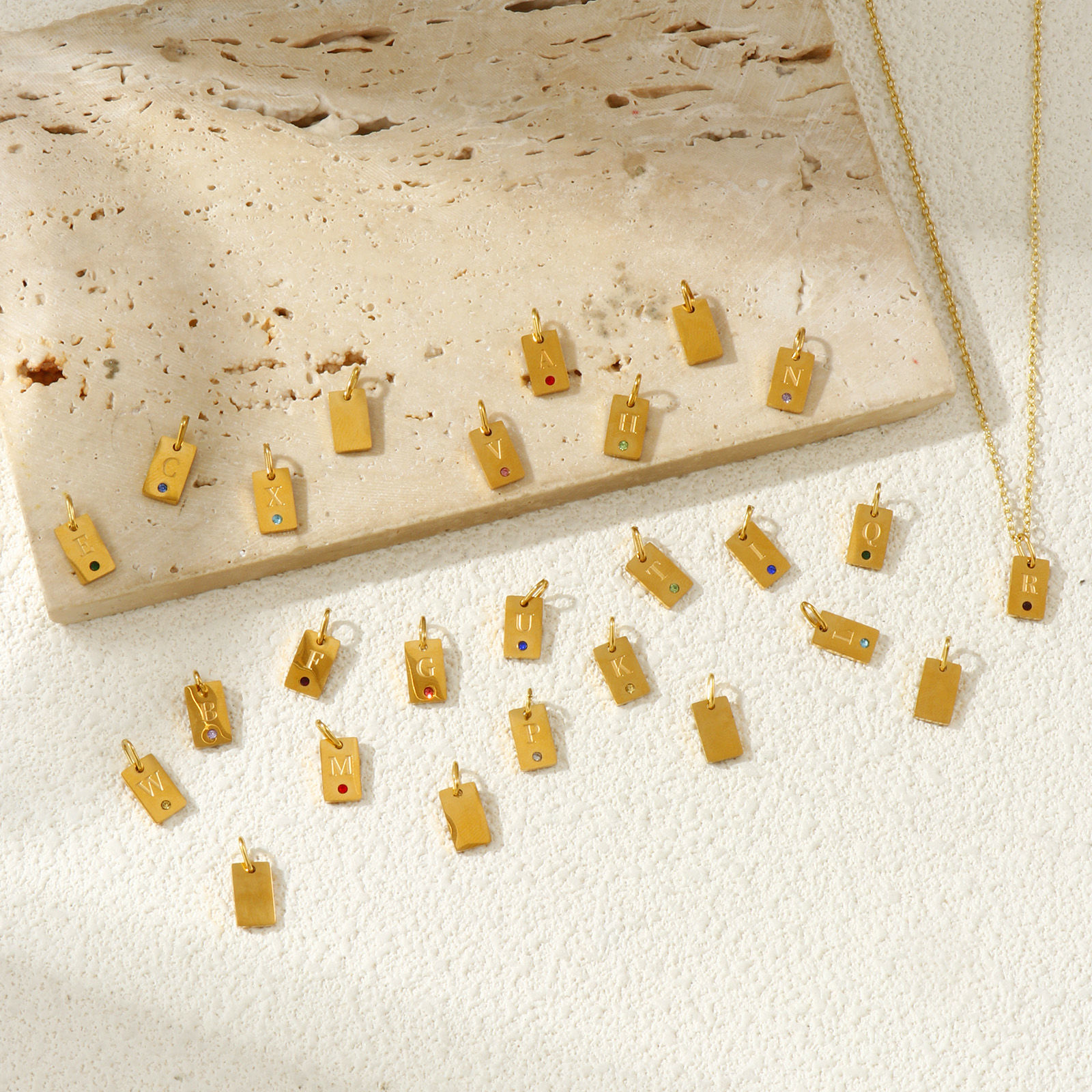 Изображение 2 ШТ Экологичное вакуумное PVD-покрытие 304 Нержавеющая Сталь прописная буква Подвески 18K настоящее золото с покрытием Прямоугольник Сообщение " A-Z " Мини 14мм x 6мм