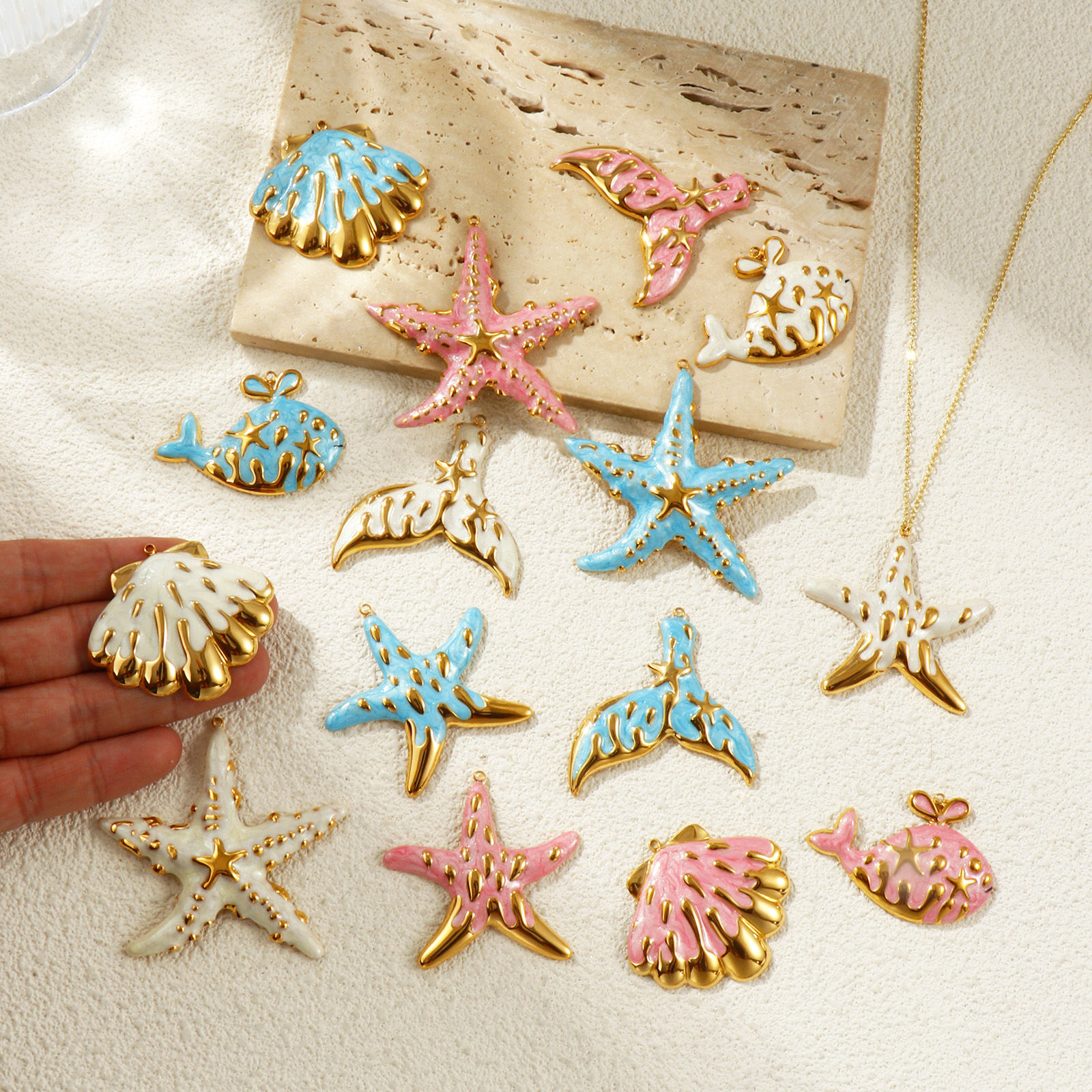 Изображение 1 ШТ Экологичное вакуумное PVD-покрытие Водонепроницаемый Антиоксидантный Гипоаллергенный 304 Нержавеющая Сталь Подвески 18K настоящее золото с покрытием С Эмалью Перлитный