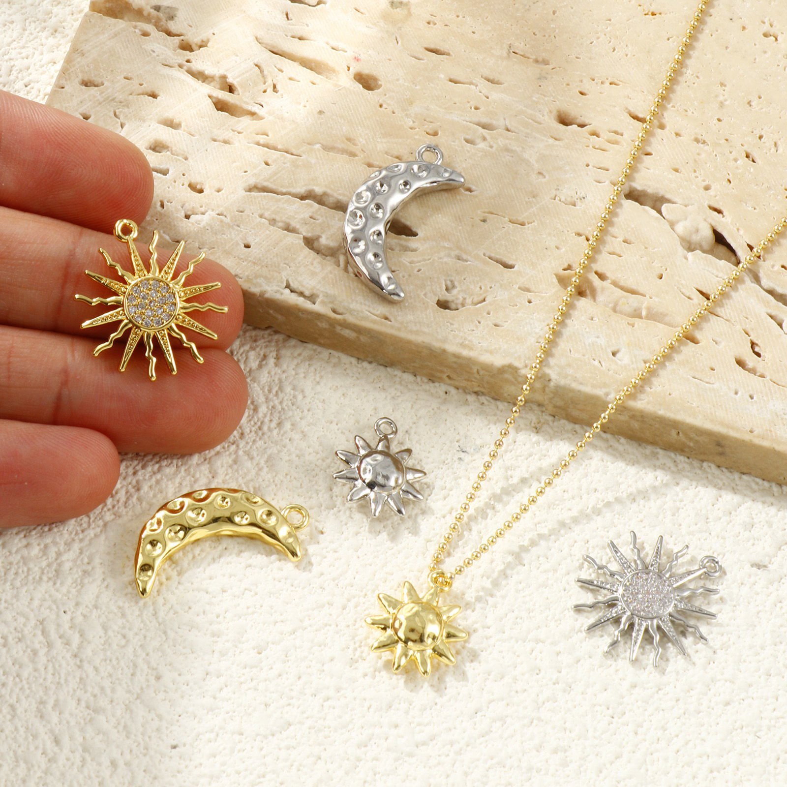 Immagine di 2 Pz Ottone Galassia Ciondoli Multicolore Sole Luna