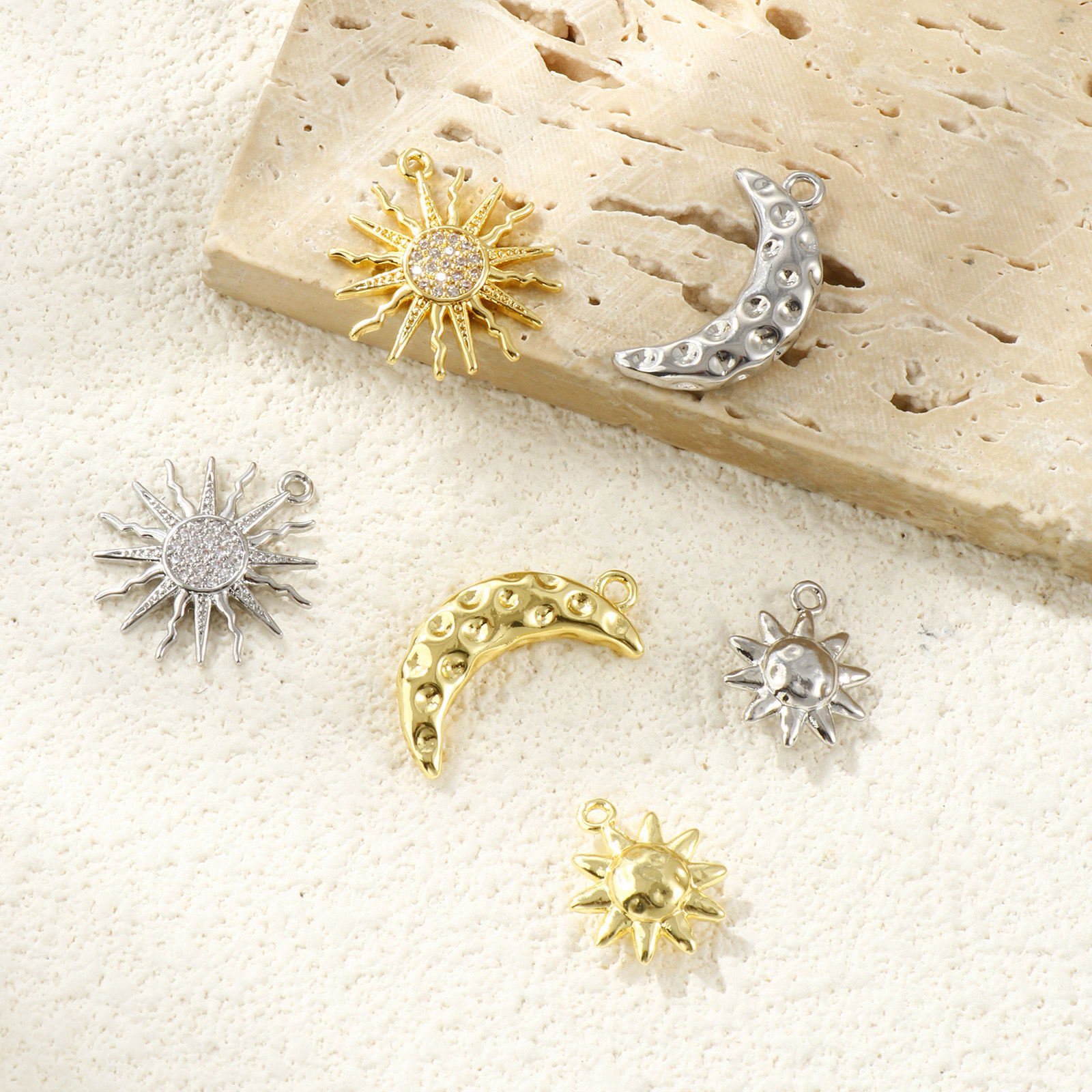 Immagine di 2 Pz Ottone Galassia Ciondoli Multicolore Sole Luna