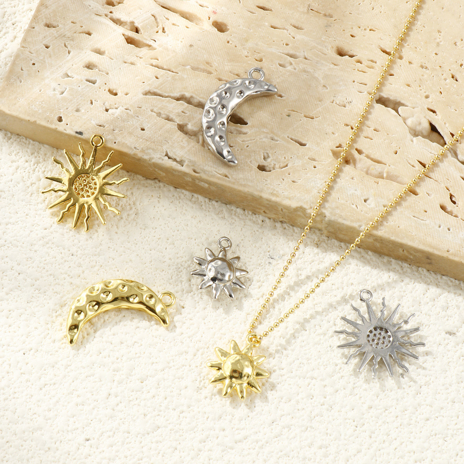 Immagine di 2 Pz Ottone Galassia Ciondoli Multicolore Sole Luna