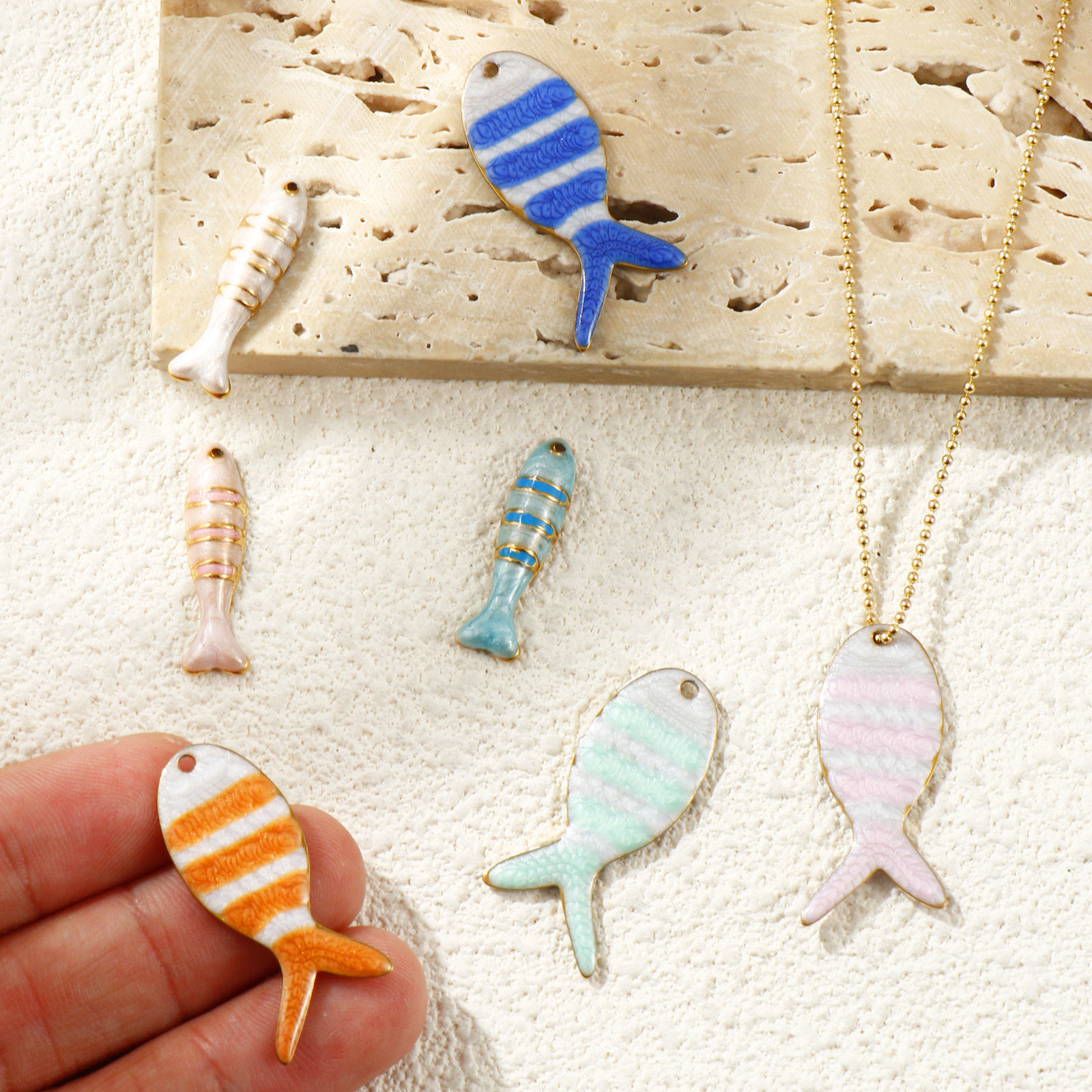 Изображение 2 ШТ Экологичное вакуумное PVD-покрытие Водонепроницаемый Антиоксидантный Гипоаллергенный 304 Нержавеющая Сталь Морские Украшения Подвески 18K настоящее золото с покрытием С Эмалью Рыба Перлитный