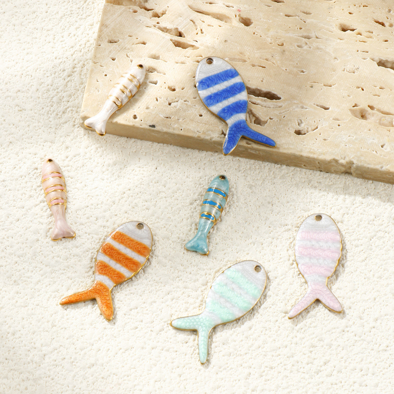 Изображение 2 ШТ Экологичное вакуумное PVD-покрытие Водонепроницаемый Антиоксидантный Гипоаллергенный 304 Нержавеющая Сталь Морские Украшения Подвески 18K настоящее золото с покрытием С Эмалью Рыба Перлитный