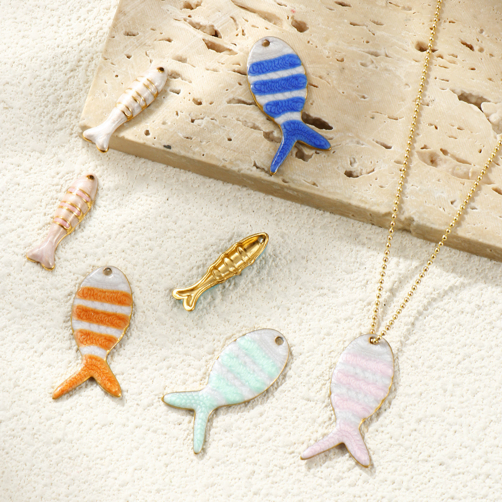 Изображение 2 ШТ Экологичное вакуумное PVD-покрытие Водонепроницаемый Антиоксидантный Гипоаллергенный 304 Нержавеющая Сталь Морские Украшения Подвески 18K настоящее золото с покрытием С Эмалью Рыба Перлитный