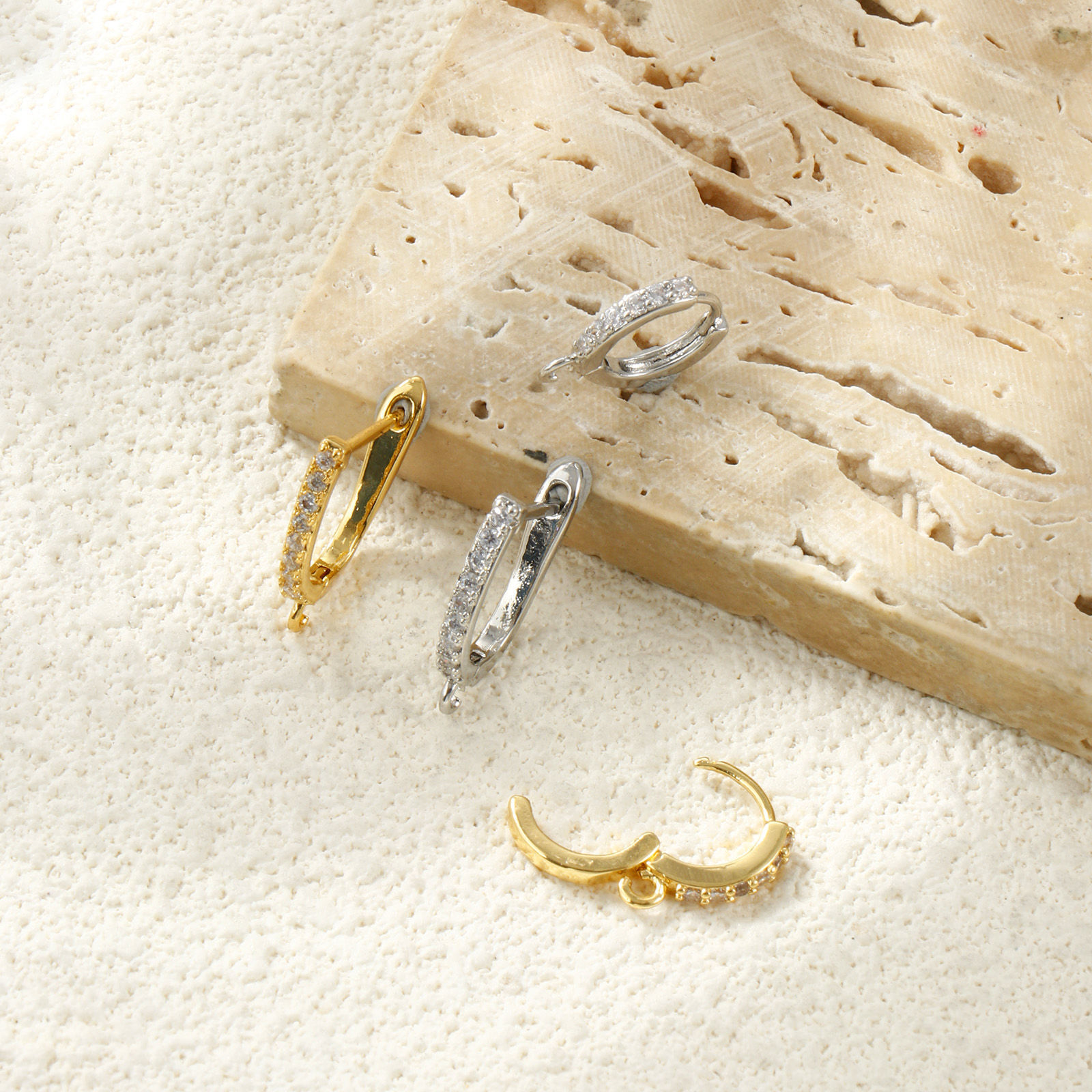 Immagine di 2 Pz Ottone Micro Intarsio Orecchini Ad Anello Abbraccio All'Ingrosso Trasparente Cubic Zirconiae Con Loop