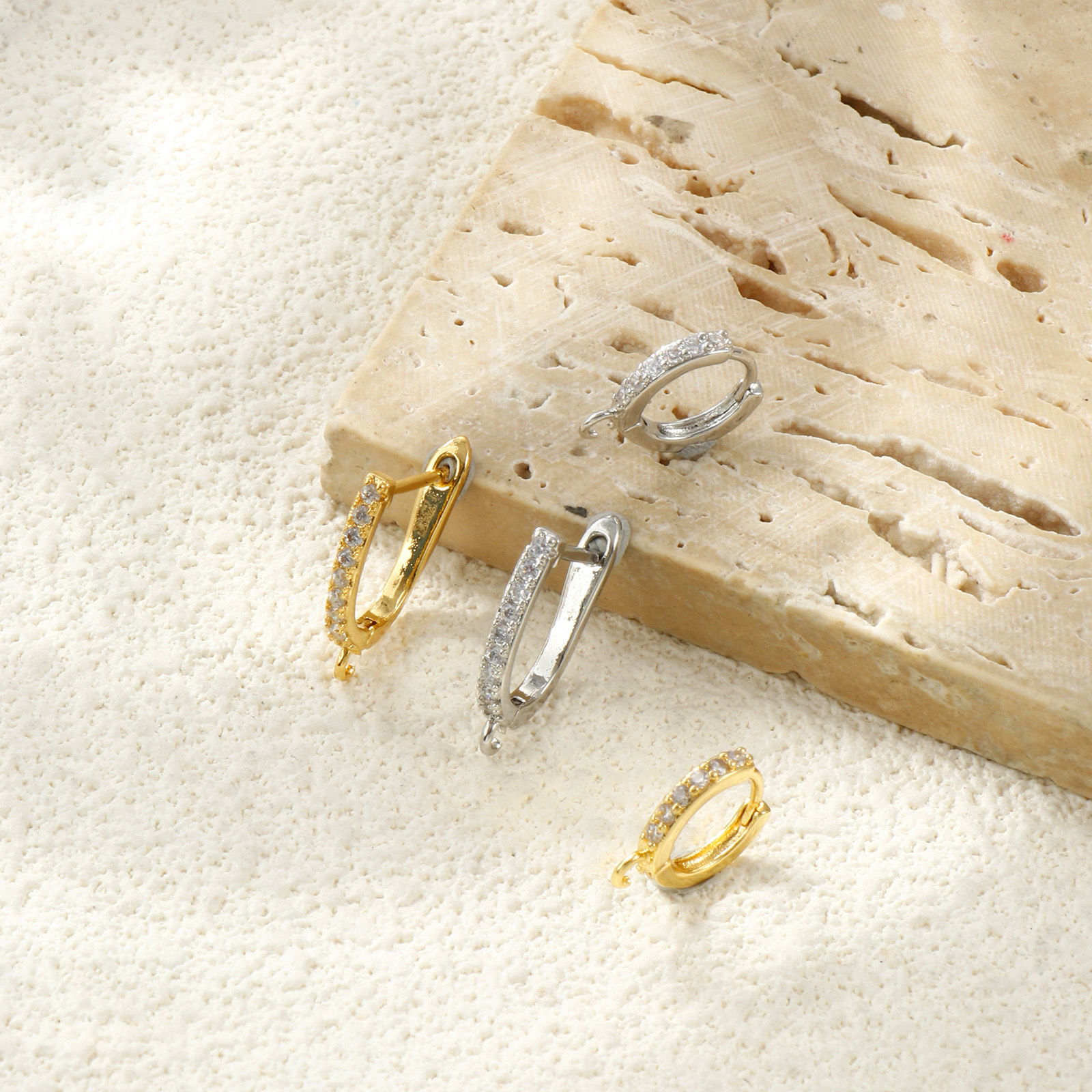 Immagine di 2 Pz Ottone Micro Intarsio Orecchini Ad Anello Abbraccio All'Ingrosso Trasparente Cubic Zirconiae Con Loop
