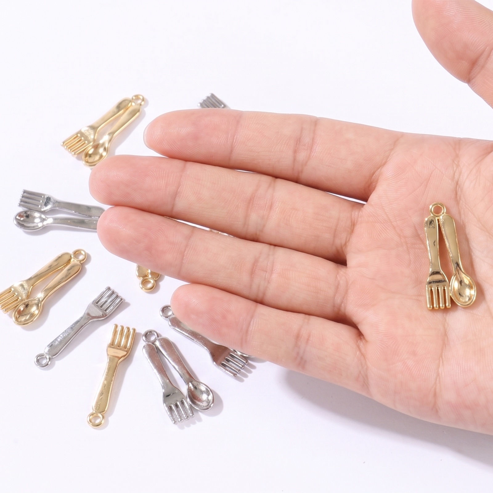 Imagen de 5 Unidades Respetuoso del Medio Ambiente Latón Colgantes Al Por Mayor Oro Real Chapado Tenedor Cuchara 3D 20mm x 9mm