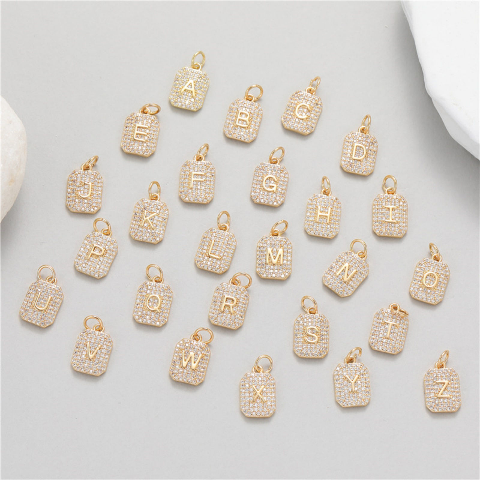Image de 1 Pièce Breloques Micro Pave en Laiton Rectangle Plaqué Or 14K Alphabet Initial/ Lettre Majuscule à Zircone Cubique Clair 17mm x 9mm