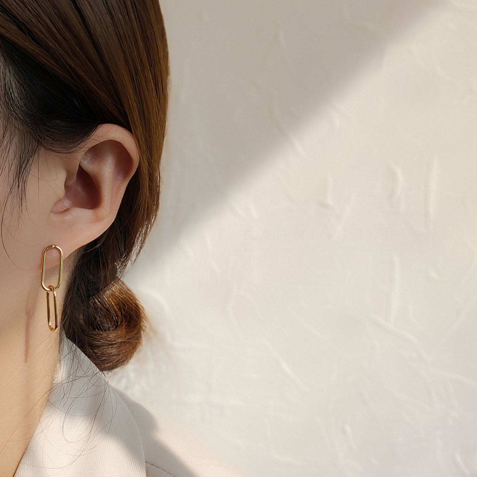 Изображение Экологичный Простой & повседневный Стильный 14K Реальный Позолоченные Латунь Зажим для бумаги Серьги Для женщин 3.2см x 0.8см, 1 Пара