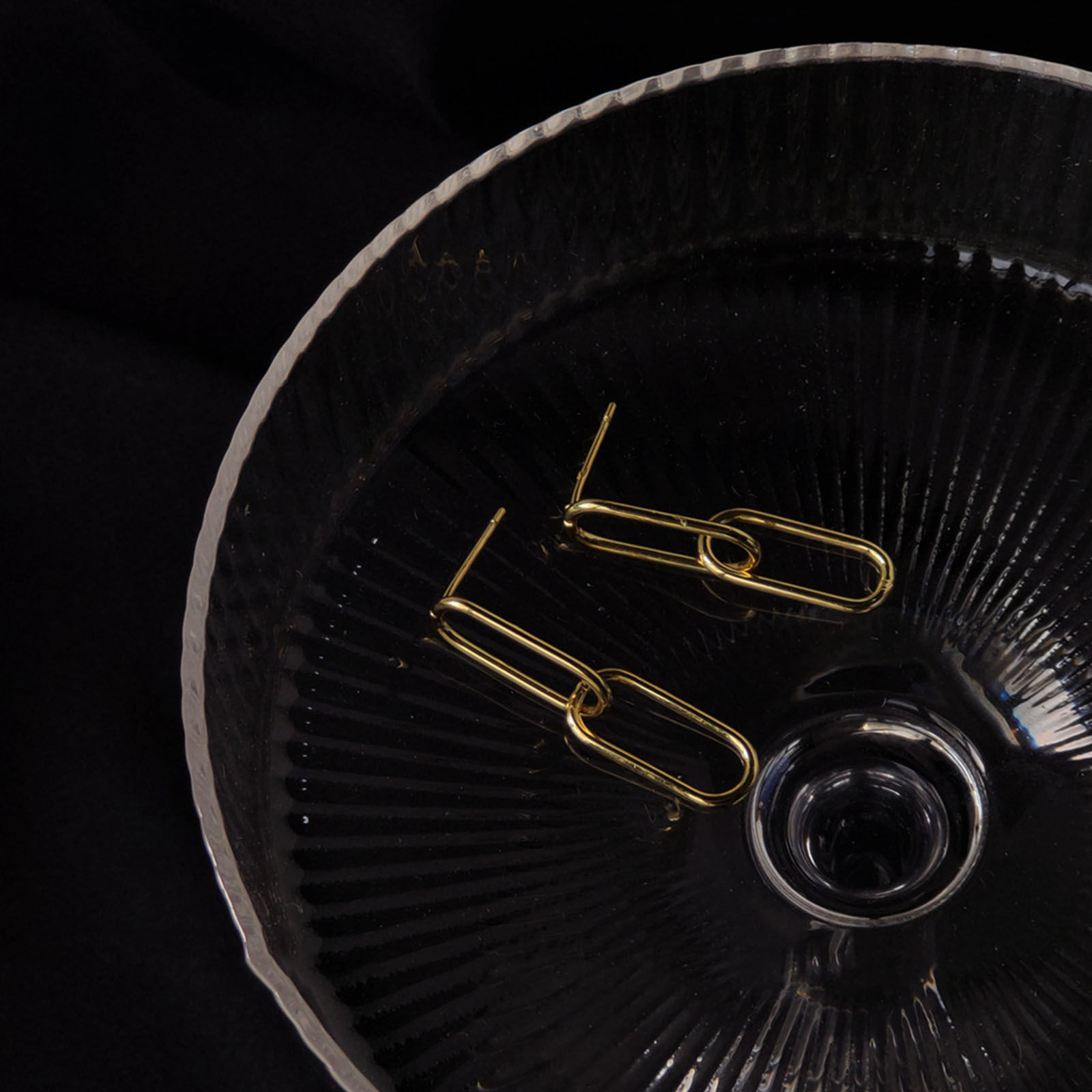 Изображение Экологичный Простой & повседневный Стильный 14K Реальный Позолоченные Латунь Зажим для бумаги Серьги Для женщин 3.2см x 0.8см, 1 Пара