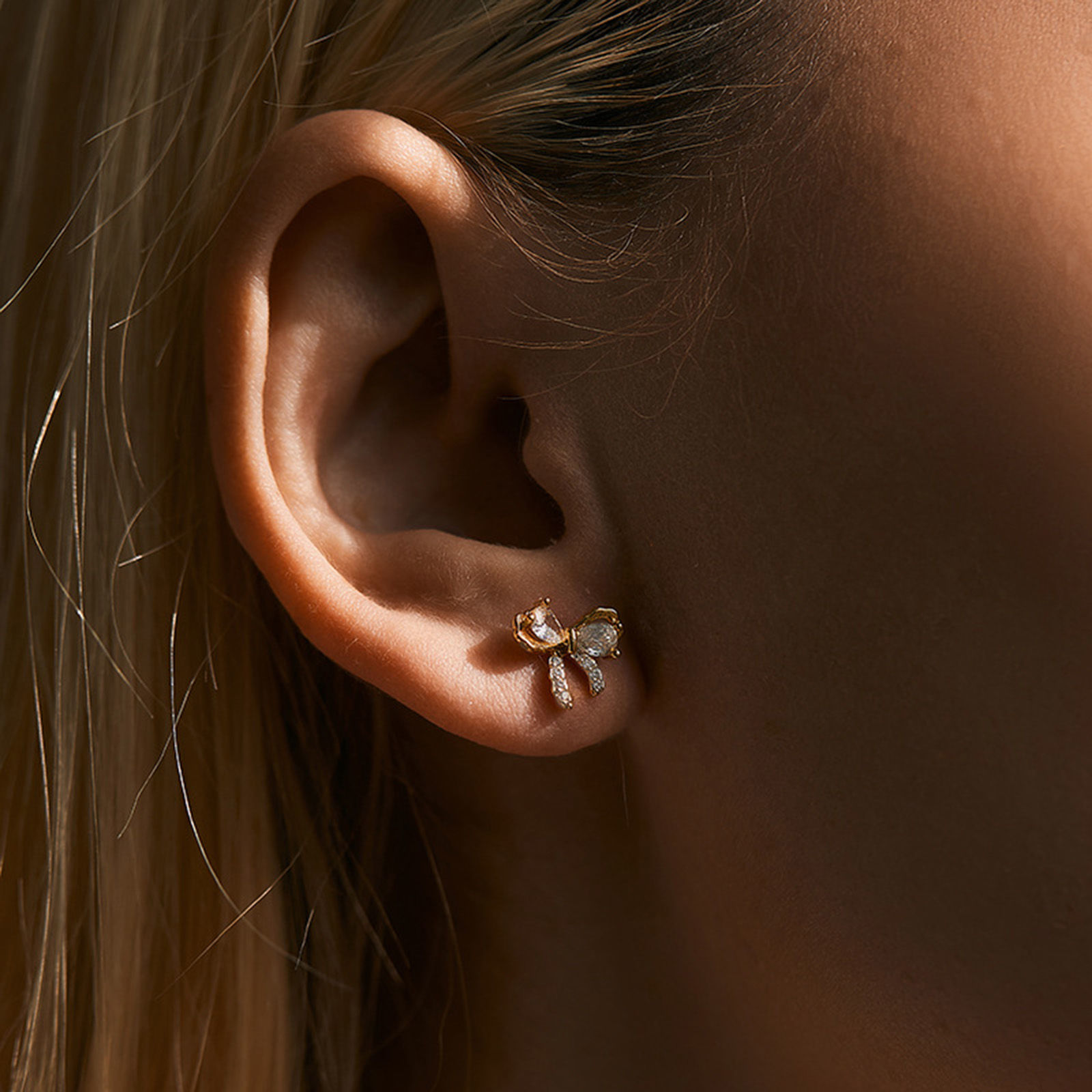 1 ペア エコフレンドリー 甘くてかわいい インスタイル ins風 K18リアルゴールドメッキ 真鍮+ジルコン リボン イヤリング 女性のため パーティ 1cm x 1cm、 の画像