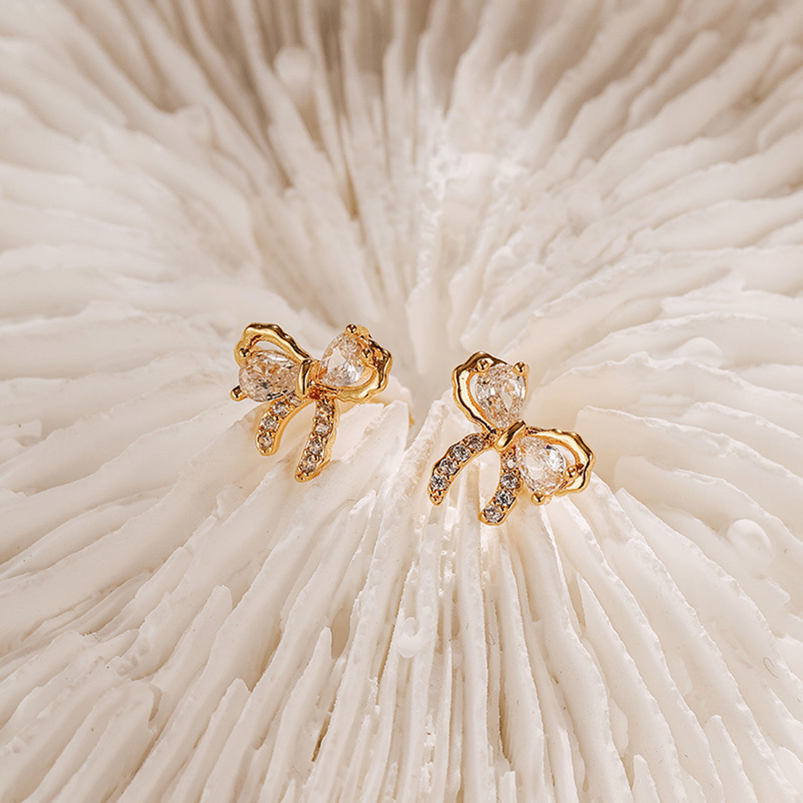 1 ペア エコフレンドリー 甘くてかわいい インスタイル ins風 K18リアルゴールドメッキ 真鍮+ジルコン リボン イヤリング 女性のため パーティ 1cm x 1cm、 の画像