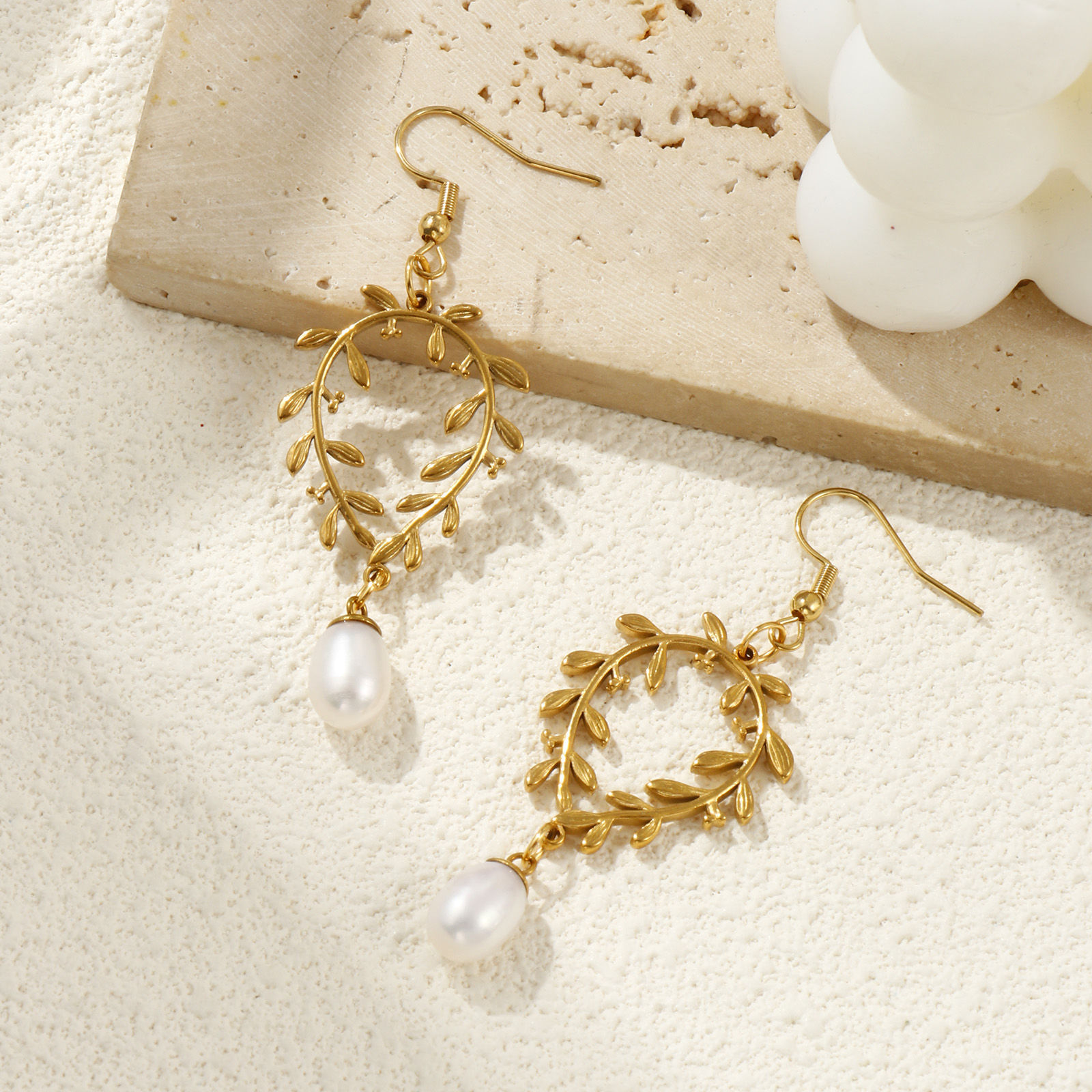 Изображение 1 Пара Экологичное вакуумное PVD-покрытие Стильный Изысканный 18K настоящее золото с покрытием Белый Нержавеющая сталь 304 и натуральный жемчуг Лист Серьги Для женщин подарок 6.6см x 2.3см, Размер провода: 0.7мм(21 калибров)