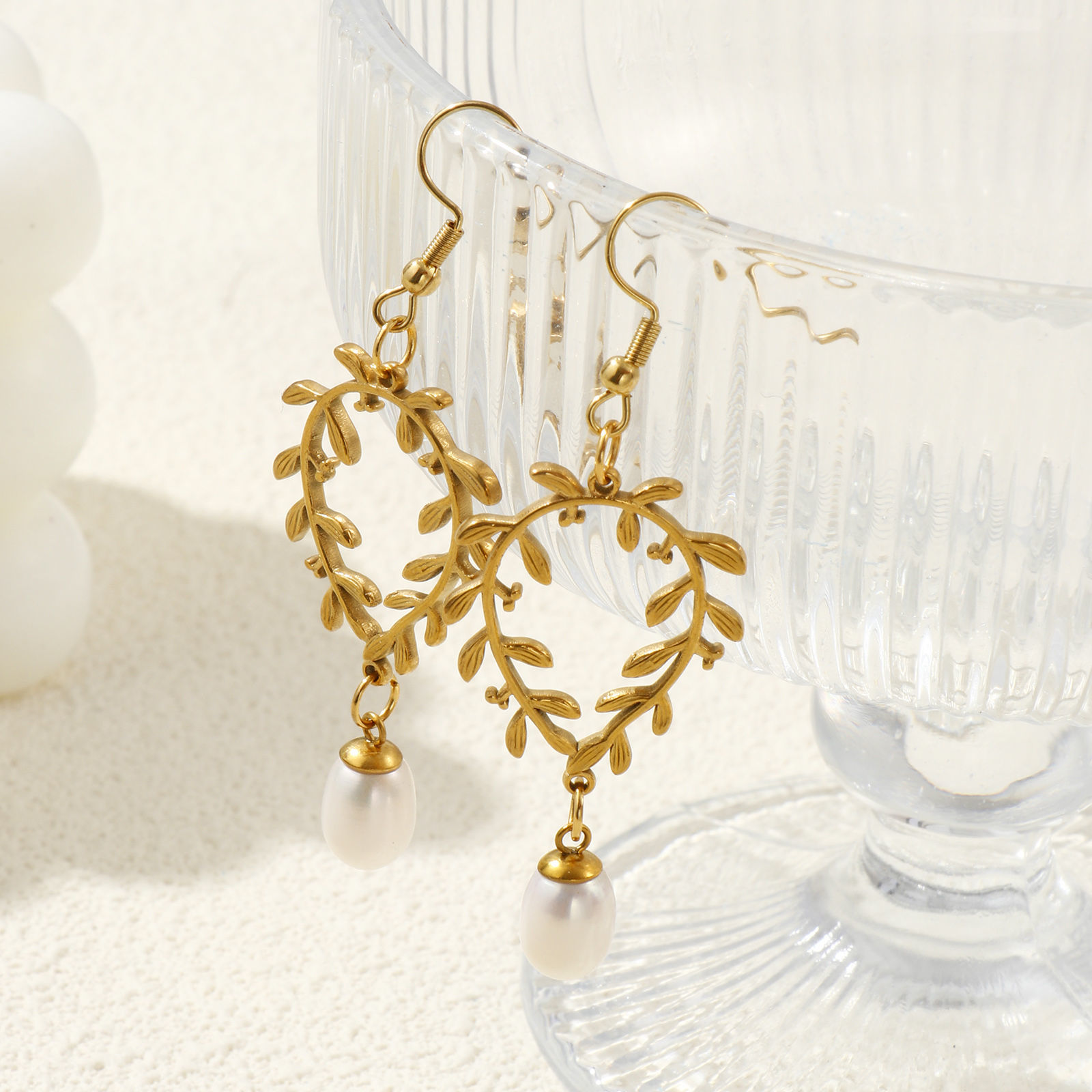 Изображение 1 Пара Экологичное вакуумное PVD-покрытие Стильный Изысканный 18K настоящее золото с покрытием Белый Нержавеющая сталь 304 и натуральный жемчуг Лист Серьги Для женщин подарок 6.6см x 2.3см, Размер провода: 0.7мм(21 калибров)