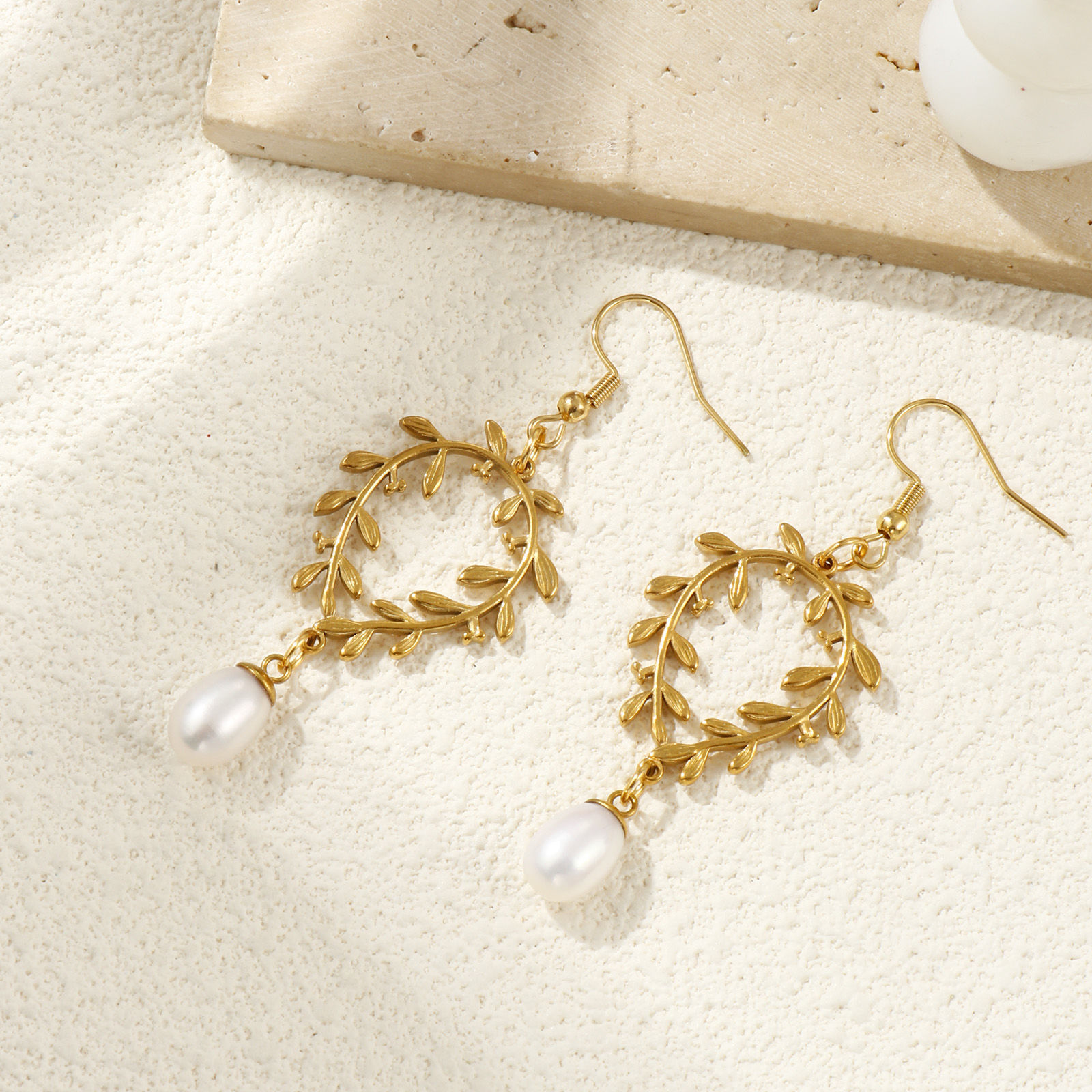 Изображение 1 Пара Экологичное вакуумное PVD-покрытие Стильный Изысканный 18K настоящее золото с покрытием Белый Нержавеющая сталь 304 и натуральный жемчуг Лист Серьги Для женщин подарок 6.6см x 2.3см, Размер провода: 0.7мм(21 калибров)