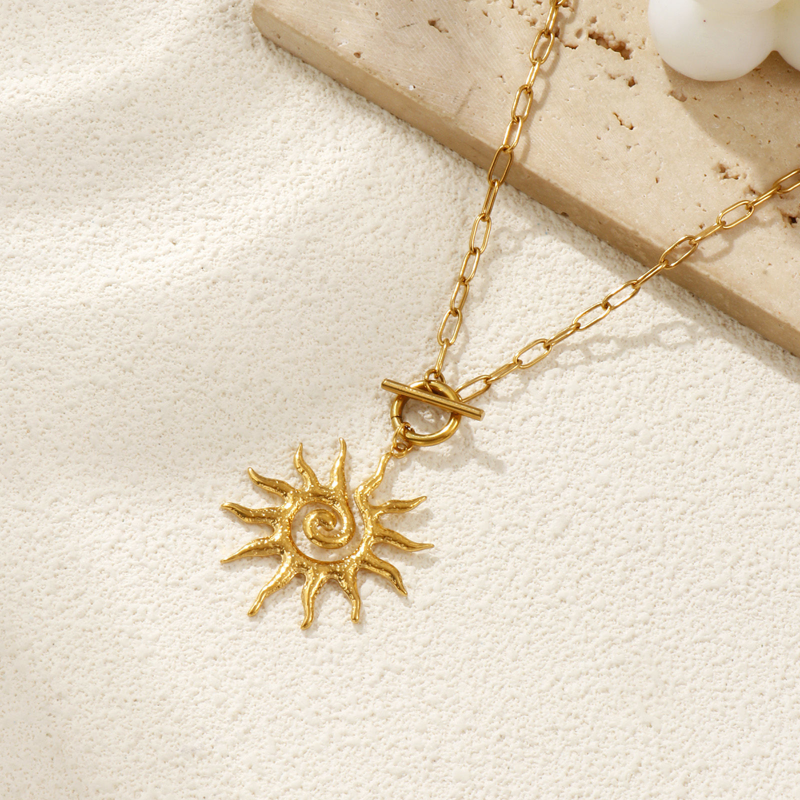 Изображение 18K настоящее золото с покрытием Цепочка зажимов Солнце Ожерелье с подвеской, 304 Нержавеющая Сталь 45см, Для женщин, Спираль галактика Ретро подарок, Экологичное вакуумное PVD-покрытие, 1 ШТ