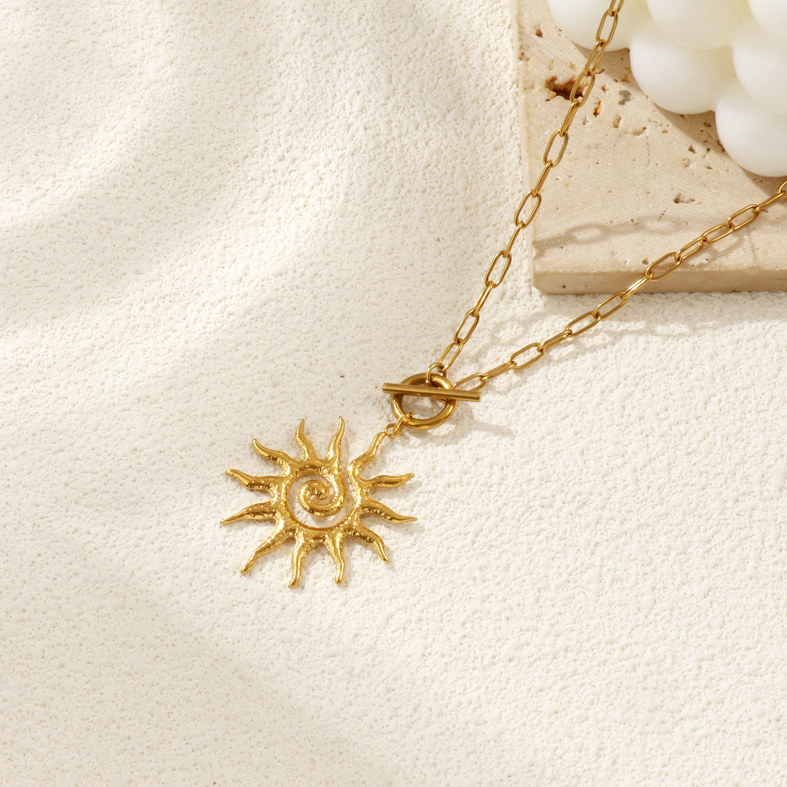 Изображение 18K настоящее золото с покрытием Цепочка зажимов Солнце Ожерелье с подвеской, 304 Нержавеющая Сталь 45см, Для женщин, Спираль галактика Ретро подарок, Экологичное вакуумное PVD-покрытие, 1 ШТ