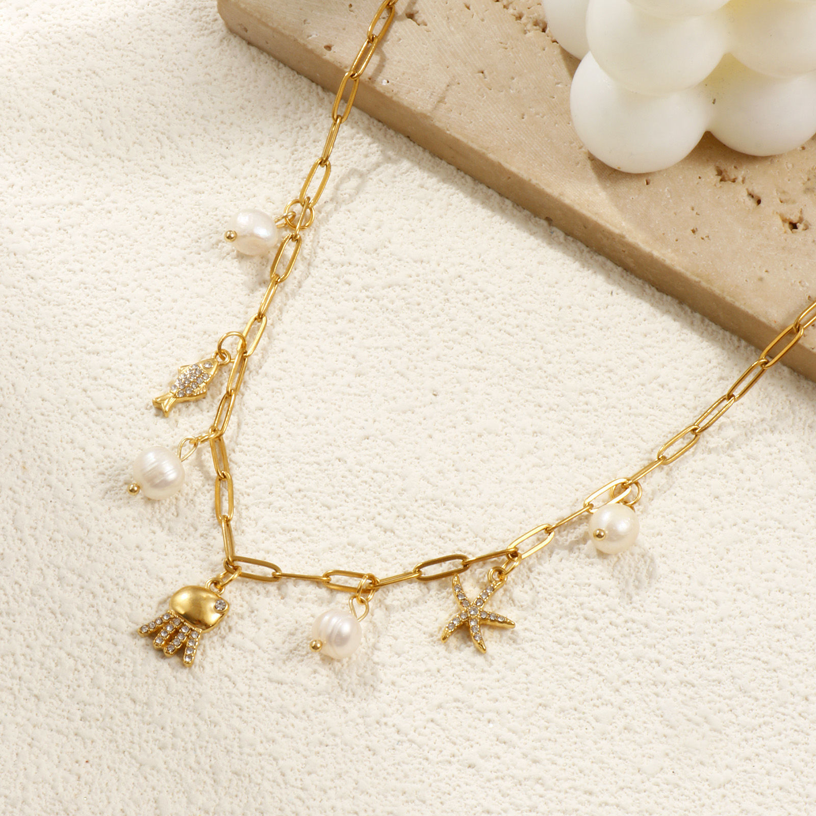 Изображение 18K настоящее золото с покрытием Цепочка зажимов Осьминог Ожерелье с подвеской, Нержавеющая сталь 304 и натуральный жемчуг 42см + 5см, Для женщин, Прозрачный Искусственный Циркон Белый Морские Украшения Стильный подарок, Экологичное вакуумное PVD-покрытие, 1 ШТ