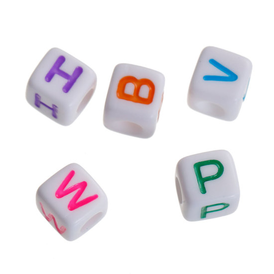 Image de Perles en Acrylique Cube Blanc Lettre Couleur au Hasard 8mm x 8mm, Taille de Trou: 4mm, 100 Pcs