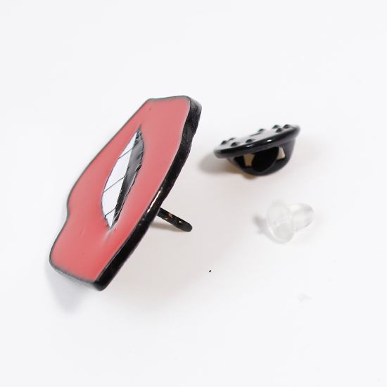 Immagine di Spilla Labbra Rosso Smalto 33mm x 24mm, 1 Pz