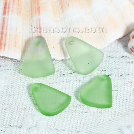 Bild von Harz Seeglas Charms Dreieck Matt Grün 20mm x 15mm, 5 Stück