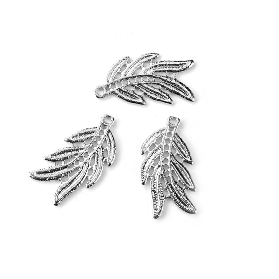 Image de Breloque Dentelle Métallique en Laiton Feuille Argent Mat 29mm x 16mm, 3 Pcs