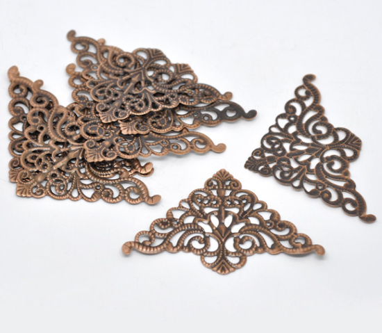 ハンドメイド 透かしパーツ  三角形 赤銅色 花柄  7.5cm x 4.8cm、 30 個 の画像
