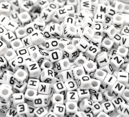 Al Azar Cuentas Acrílico Cubo ,Blanco Al Azar Letra 6mm x 6mm, Agujero: acerca de 3.4mm, 500 Unidades