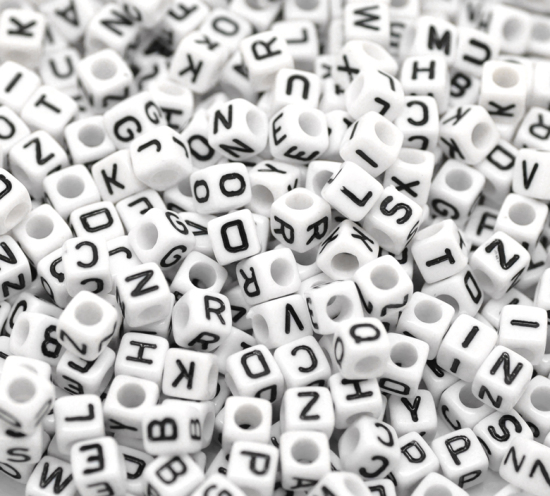 Bild von Acryl Spacer Zwischenperlen Perlen Würfel Weiß zufällig gemischt Buchstaben ca 6mm x 6mm Loch:ca 3.4mm 500 Stück