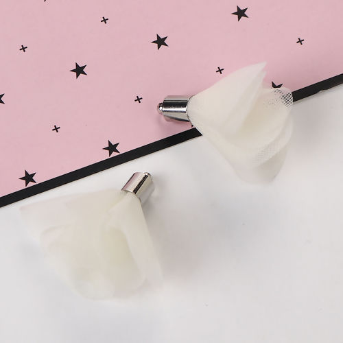 Immagine di Organza Ciondoli Nappine Fiore Tono Argento Bianco Sporco Circa 41mm x 40mm, 10 Pz