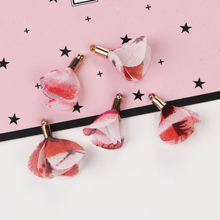 オーガンザ チャーム タッセル 花柄 金メッキ フクシア色 24mm x 20mm、 20 個