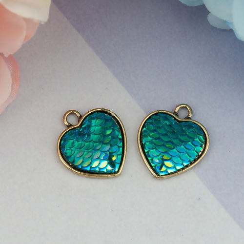 Imagen de Aleación de Zinc del metal + Resina Sirena/Escama Colgantes Charms Corazón Oro antiguo Verde Azul AB Color 21mm x 18mm, 10 Unidades