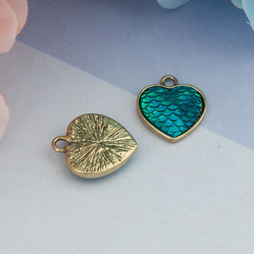 Imagen de Aleación de Zinc del metal + Resina Sirena/Escama Colgantes Charms Corazón Oro antiguo Verde Azul AB Color 21mm x 18mm, 10 Unidades