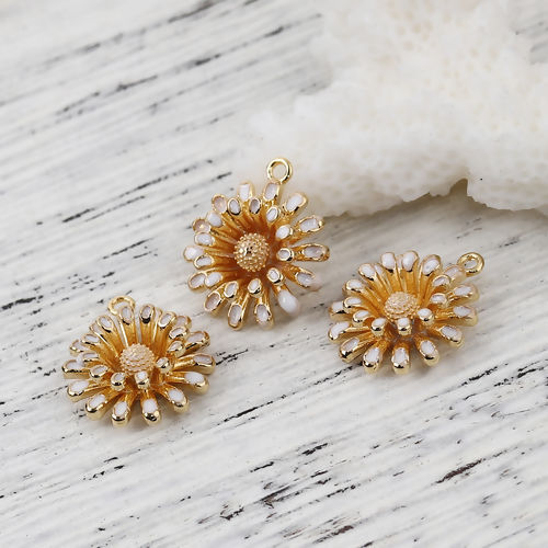 真鍮 チャーム デージー リアルゴールドメッキ 白 エナメル 14mm x 12mm、 2 個 の画像