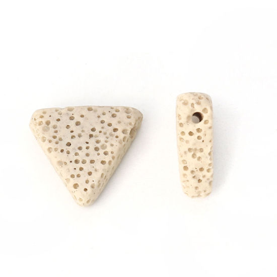 Image de Perles en Pierre de Lave (Naturel) Triangle Crème Environ 19mm x 17mm, Trou: env. 1.5mm, 5 Pcs
