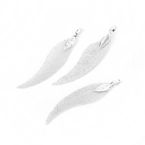 真鍮+ナチュラル葉 ペンダント 淡いライラック色 59mm x 12mm - 56mm x 11mm、 2 個 の画像