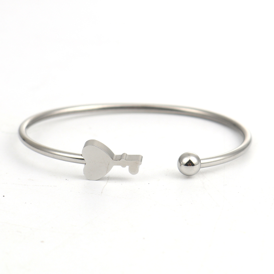 304ステンレス鋼 カフ バングル ブレスレット シルバートーン キー ハート 17.5cm 長さ、 1 個 の画像