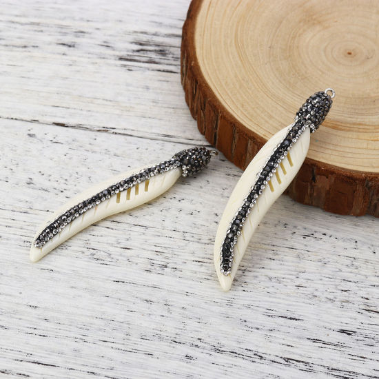 Imagen de Resina Micro Pave Colgantes Pluma gris Oscuro Off-white Transparente Rhinestone 78mm x 16mm, 1 Unidad