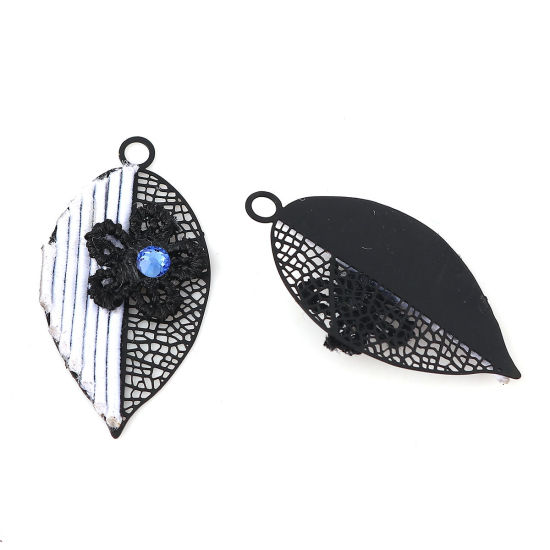 Imagen de Latón Colgantes Negro Blanco Hoja Flor Filigrana Estampación Azul Rhinestone 37mm x 19mm, 2 Pares