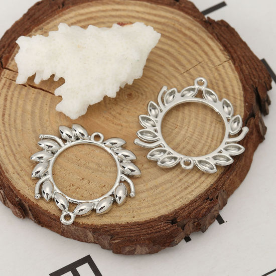 亜鉛合金 ペンダントパーツ 葉 シルバートーン サークルリング柄 32mm x 30mm、 10 個 の画像