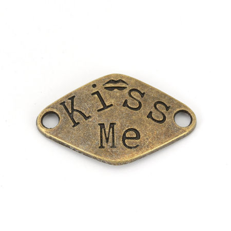 Image de Connecteurs en Alliage de Zinc Losange Bronze Antique Gravé Caractère " KISS ME " 33mm x 20mm, 20 Pcs