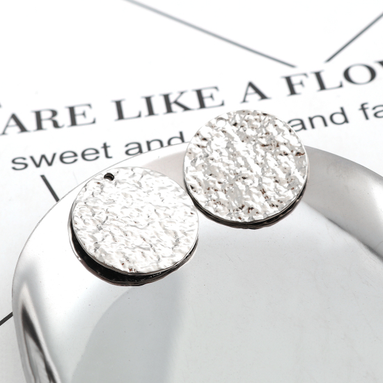 Bild von Zinklegierung Gehämmert Charms Rund Silberfarbe 28mm D., 10 Stück