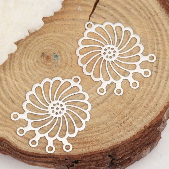 Immagine di Lega di Ferro Filigree Stamping Connettore Accessori Fiore Tono Argento 28mm x 23mm, 10 Pz