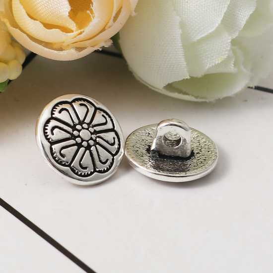 Immagine di Lega di Zinco Metallo Gambo Bottone Tondo Argento Antico Intagliato Disegno 12mm Dia, 50 Pz