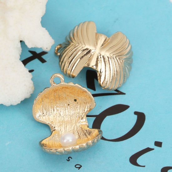 Immagine di Lega di Zinca + Acrilato Gioielli Oceanici Charms Conchiglia Oro Placcato Bianco Imitata Perla 25mm x 13mm , 3 Pz