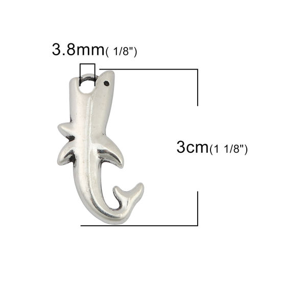 Imagen de 40 Unidades Zamak Joyería del océano Colgantes Plata Antigua Tiburón 30mm x 17mm