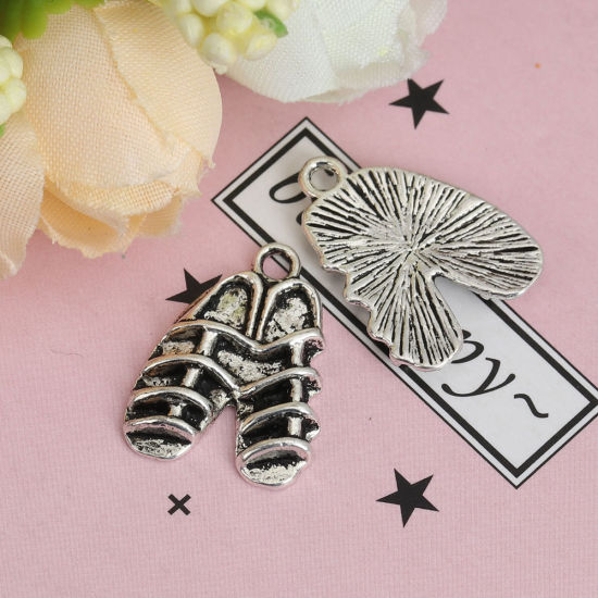 亜鉛合金 チャーム 靴 銀古美 20mm x 14mm、 50 個 の画像