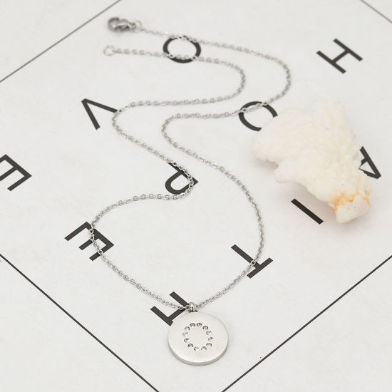 Image de Colliers en 316 Acier Inoxydable Argent Mat Rond Alphabet Initial/ Lettre Majuscule Gravé Mot " O " Transparent Strass 44cm Long, 1 Pièce